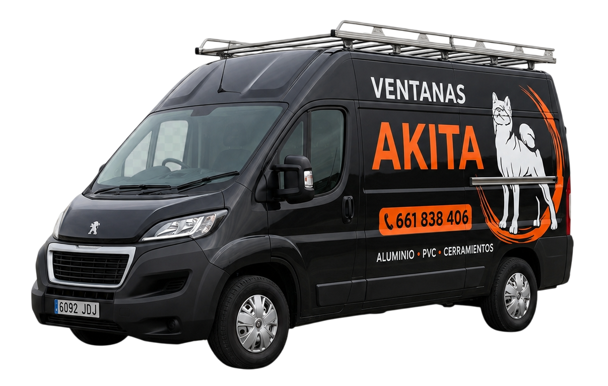 Furgon negro rotulado de Ventanas Akita con baca portacargas