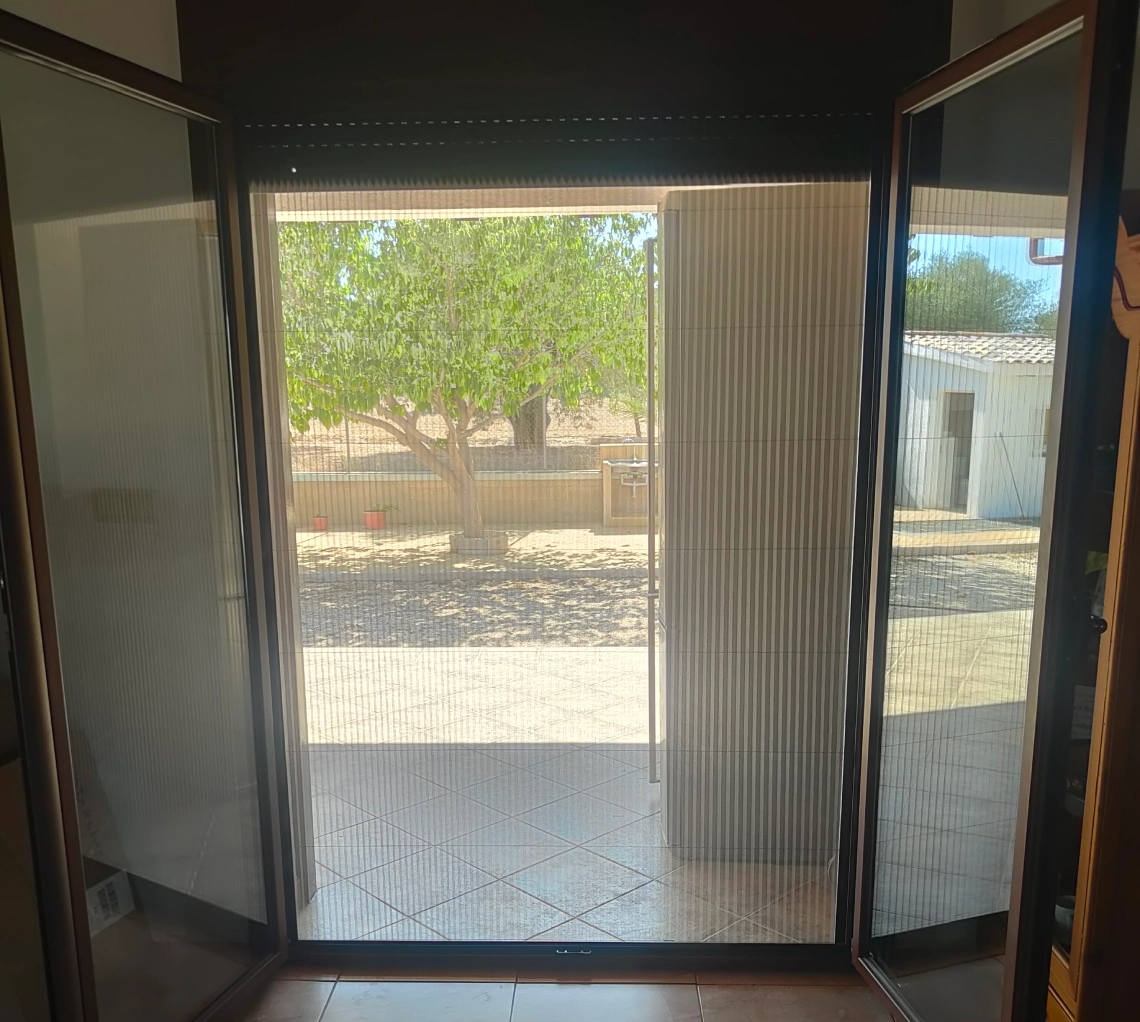 Mosquiteras a medida para puertas y ventanas