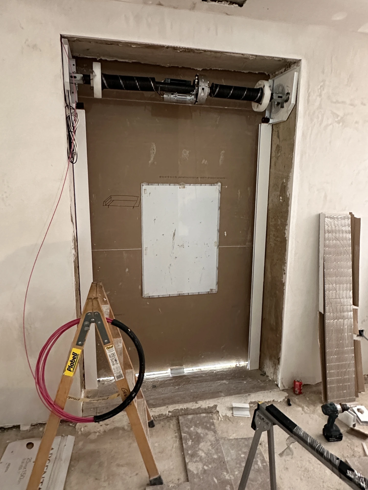 Local en obra durante los trabajos previos a la instalación de persianas