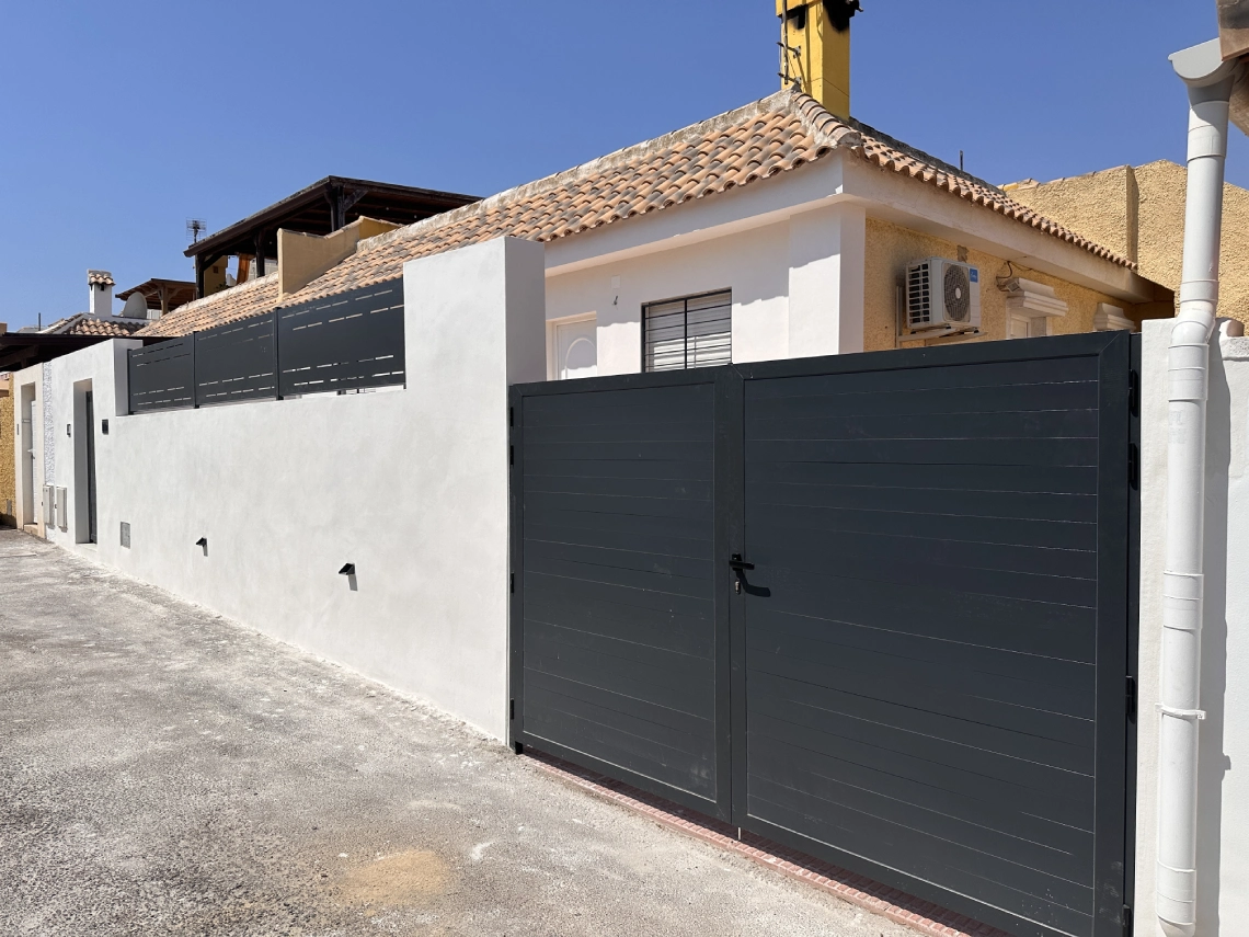 Puerta de garaje instalada por Ventanas Akita en Elche