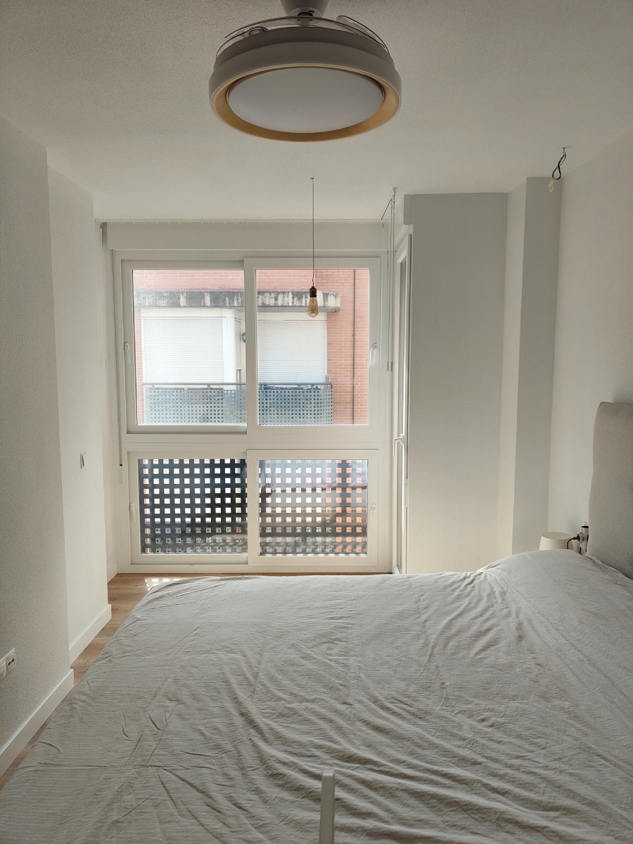Vivienda moderna con ventanas de aluminio