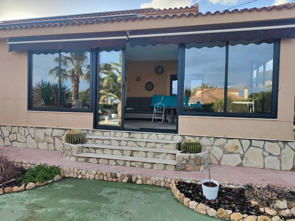Ventanas de PVC y aluminio de Ventanas Akita en Costa Blanca