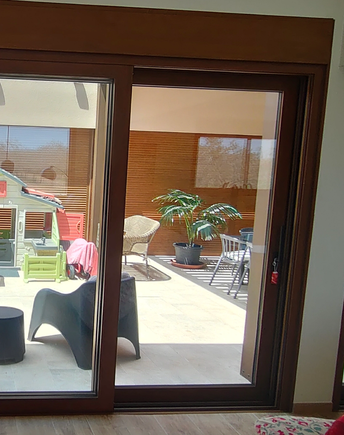 Vivienda moderna con ventanas de PVC